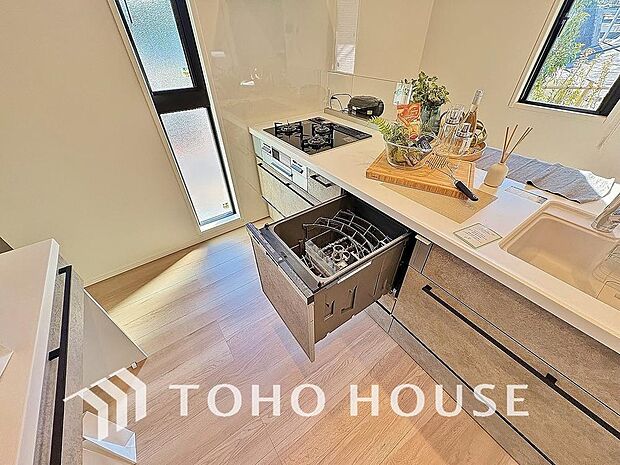 「ビルトインタイプ食器洗乾燥機」通常の手洗いでは使用出来ないほど高温のお湯や高圧水流を使うことにより汚れを効果的に落とすことができる。