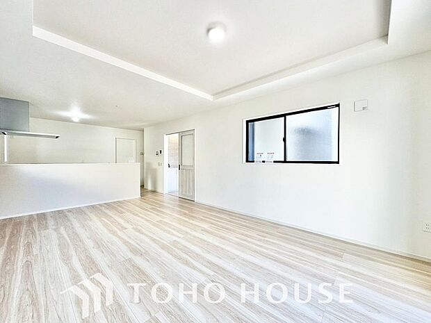 広々としたLDKは、家族が自然に集まりやすく、一緒に過ごす時間を楽しめる工夫が施されています。