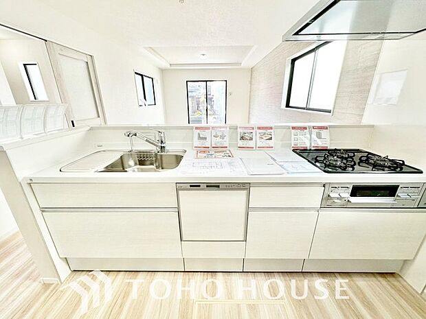 美しく使いやすいキッチン空間。優しい温もりを醸し出すキッチンは料理の為の配慮を随所に注ぎました。