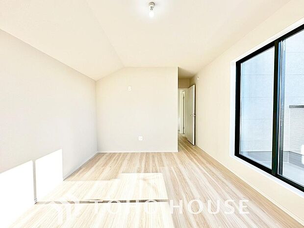 家具の配置のし易い室内です。趣味の部屋としても充分な広さを確保しております。