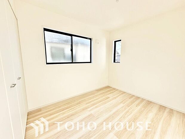 落ち着いたカラーの室内。インテリアやファブリックでお好みのテイストデザインを取り入れて頂けます。