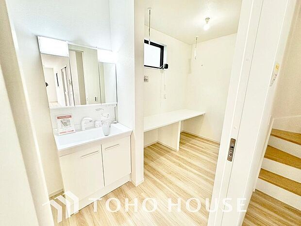 平日の朝であっても、落ち着きとくつろぎを感じられる空間。気持ちよく身だしなみを整えられます。