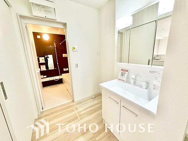 身だしなみのチェックがしやすい大きな鏡、下には収納がたっぷり。スッキリとした空間を演出いたします。