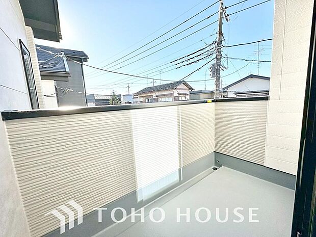 通風・採光に優れ、心地よい光と風があふれています。優しい陽射しが差し込むバルコニーとなっております。