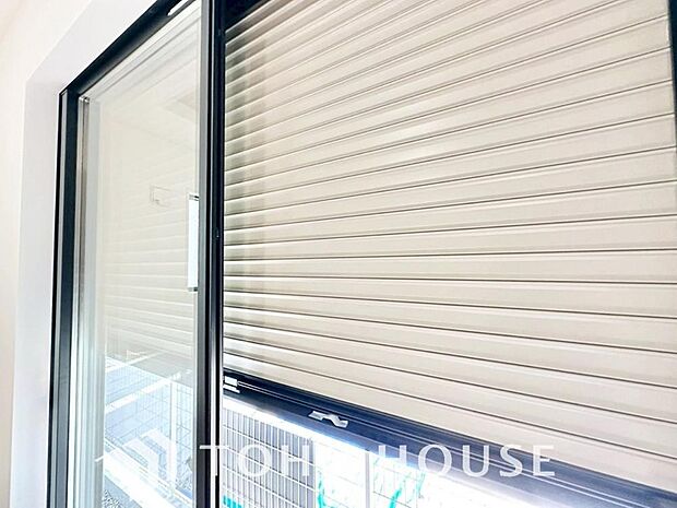 戸建にも防犯機能のシャッターを完備しております。寒い冬でも中から開閉が可能ですのでラクラクな所も便利です。