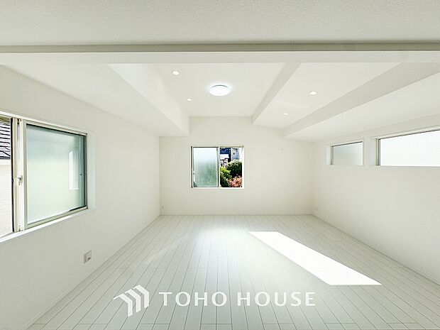 光と風があふれる開放的なリビングダイニングには自然と家族みんなが集まってきます。