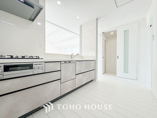 美しく使いやすいキッチン空間。優しい温もりを醸し出すキッチンは料理の為の配慮を随所に注ぎました。