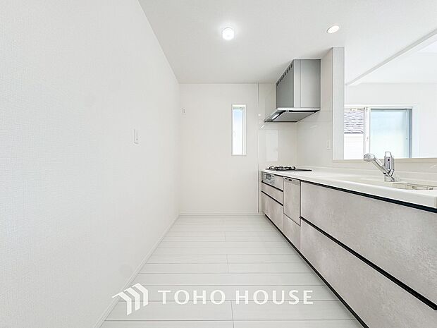 大型の冷蔵庫やレンジボードもしっかり置ける広々としたキッチンスペース。