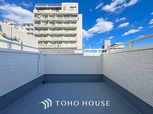 頬をなでる優しい風を感じることが出来るバルコニー。つい深呼吸をしたくなる気持ちの良い眺望です。