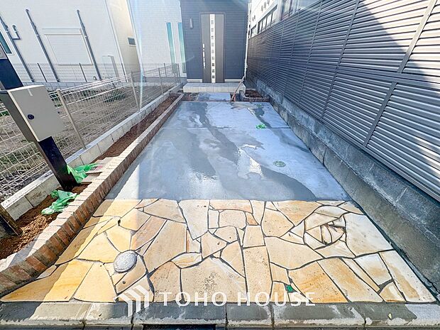 ゆったりとした駐車スペースを確保いたしましたので、大きめのお車でも駐車可能です。