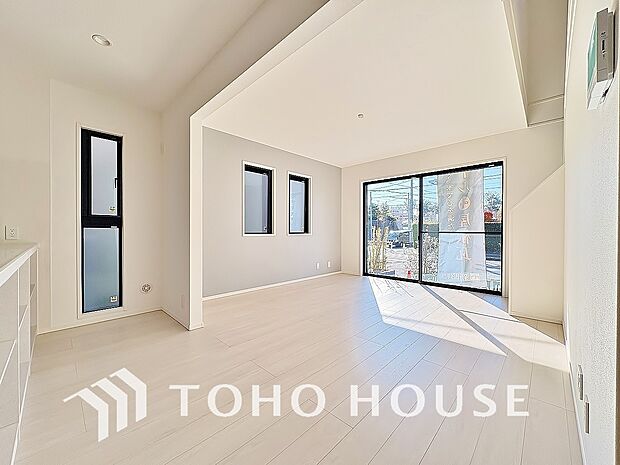 家族の暮らしに思いを馳せて、日常のワンシーンを表現したリビングダイニング。