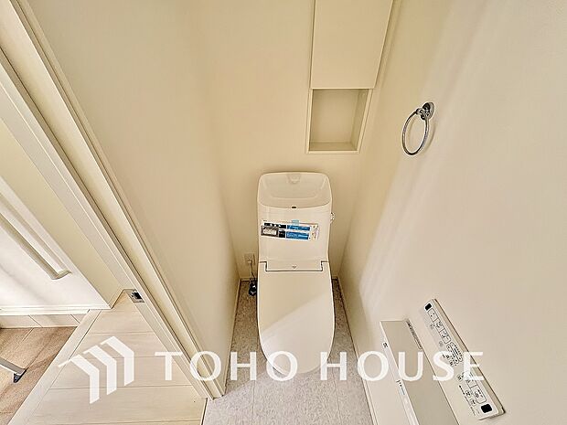 十分な広さと清潔感のあるカラーで纏まったおトイレ。時間に余裕とゆとりを持たせます。