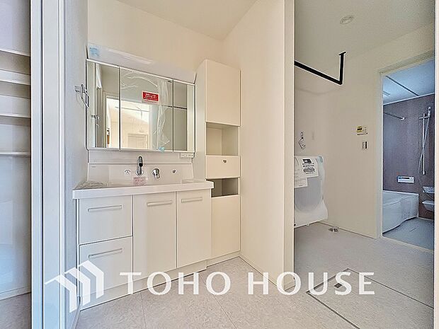 身だしなみのチェックがしやすい大きな鏡、下には収納がたっぷり。スッキリとした空間を演出いたします。