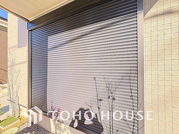 戸建にも防犯機能のシャッターを完備しております。寒い冬でも中から開閉がラクラクな所も便利です。