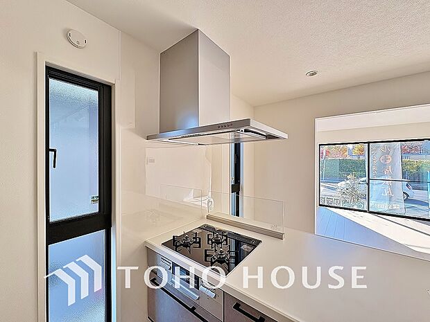 昨今主流のスリムタイプのレンジフード。そのスタイリッシュな見た目から、インテリアとしても高い人気がある型です。また、スリム型の大きなメリットとして、掃除のしやすさがあります。