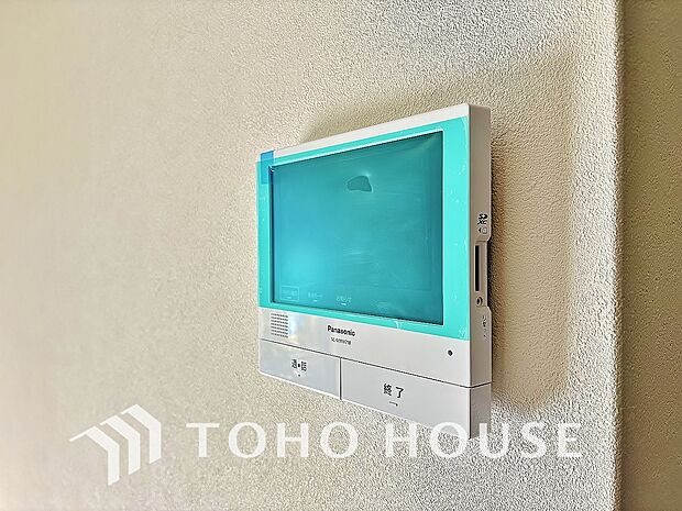 誰が来てもわかる様にモニター付きインターホンを設置。家事導線を考慮した個所に設置し、防犯性と利便性に優れ快適と安らぎを合わせた優しい設計。