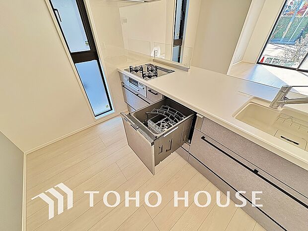 「ビルトインタイプ食器洗乾燥機」通常の手洗いでは使用出来ないほど高温のお湯や高圧水流を使うことにより汚れを効果的に落とすことができる。