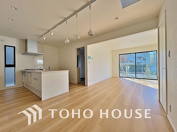 リビングも広く設け、訪れる人々を暖かく迎えてくれます。