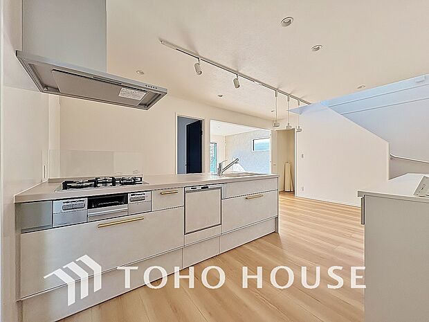 ご家族みんなで調理ができる位のスペースを実現したキッチン空間となっております。