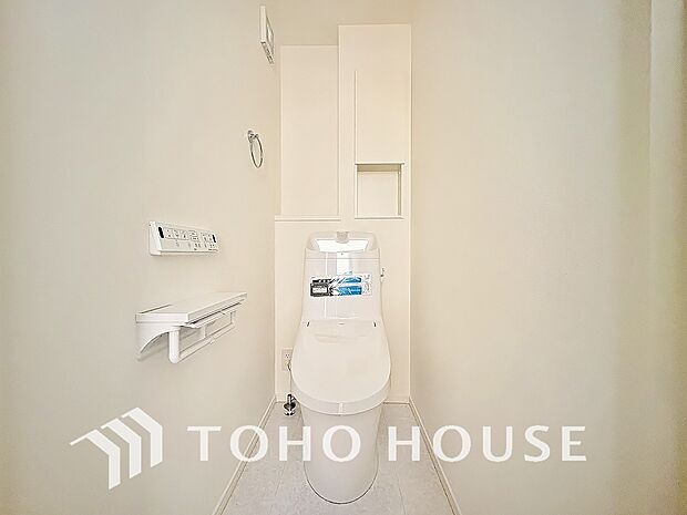 十分な広さと清潔感のあるカラーで纏まったおトイレ。時間に余裕とゆとりを持たせます。