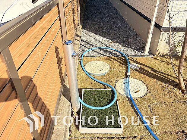 お車の手入れや外周りのお手入れの際にあると便利な立水栓がございます。