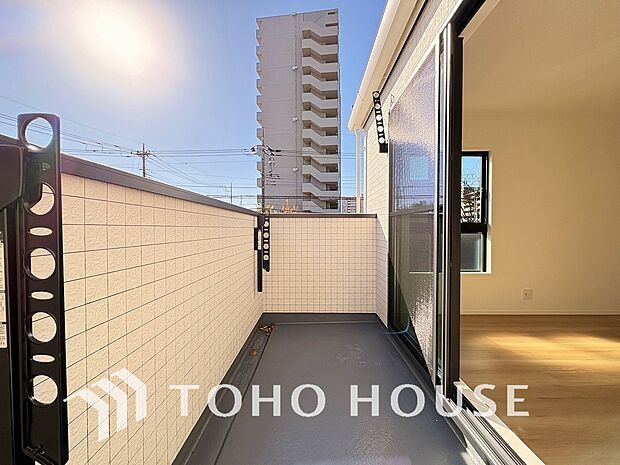 頬をなでる優しい風を感じることが出来るバルコニー。つい深呼吸をしたくなる気持ちの良い眺望です。