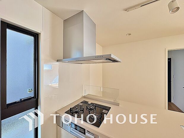 昨今主流のスリムタイプのレンジフード。そのスタイリッシュな見た目から、インテリアとしても高い人気がある型です。また、スリム型の大きなメリットとして、掃除のしやすさがあります。