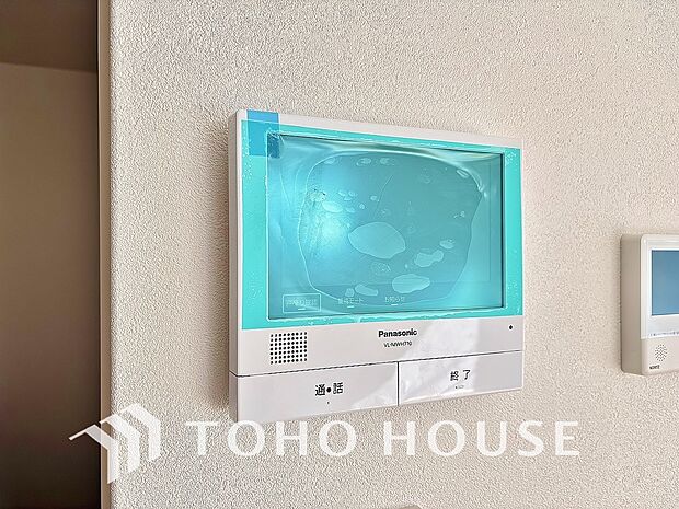 誰が来てもわかる様にモニター付きインターホンを設置。家事導線を考慮した個所に設置し、防犯性と利便性に優れ快適と安らぎを合わせた優しい設計。