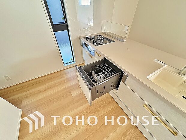 「ビルトインタイプ食器洗乾燥機」通常の手洗いでは使用出来ないほど高温のお湯や高圧水流を使うことにより汚れを効果的に落とすことができる。