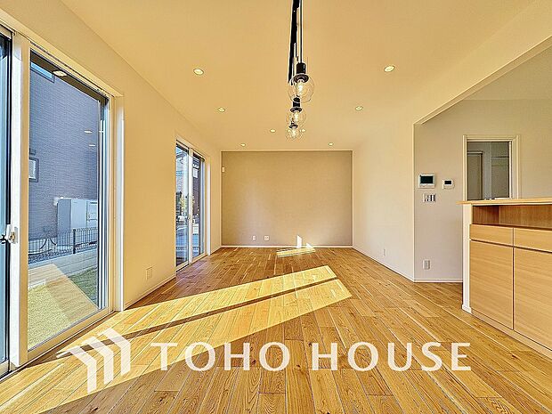 光が注がれる青い空から鮮やかに赤色にゆっくりと染まる。そんな優しい時間がここでは流れてゆく。