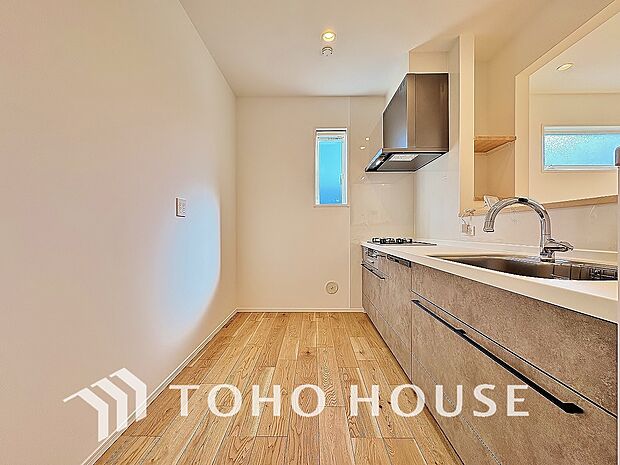 キッチンの収納は、デッドスペースになりやすい箇所を有効活用できる、スライド式収納を採用しました。