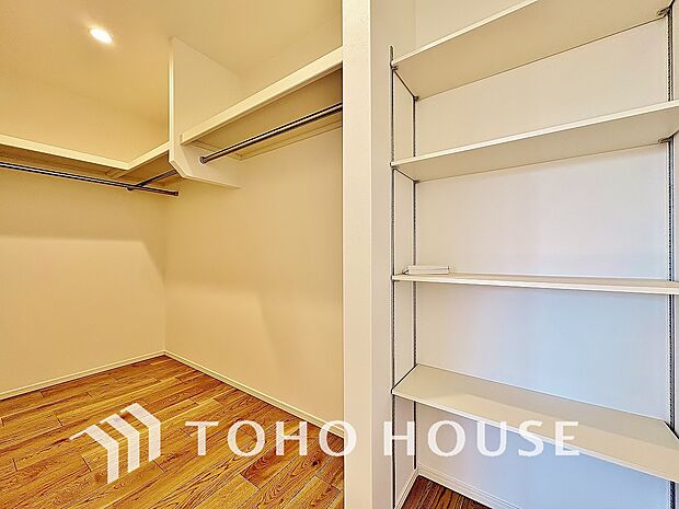 奥行きあるクローゼットを採用。衣装ケースや、掃除機といった物を収納できるような造りになっております。