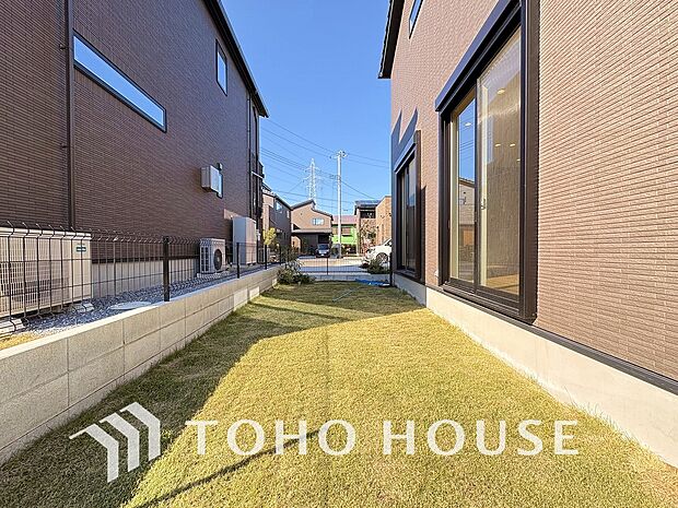 お子様がお庭で遊ぶのを見守りつつ、キッチンでお料理やリビングでくつろぐことができる安心な間取り。