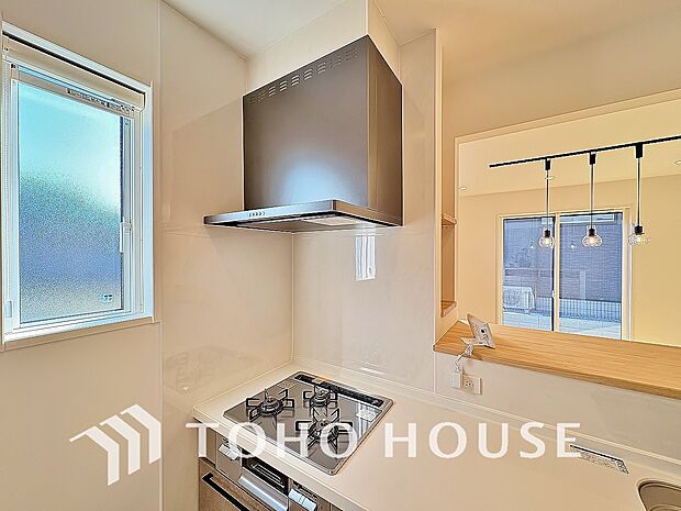 昨今主流のスリムタイプのレンジフード。そのスタイリッシュな見た目から、インテリアとしても高い人気がある型です。また、スリム型の大きなメリットとして、掃除のしやすさがあります。