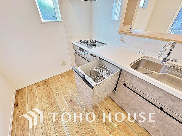 「ビルトインタイプ食器洗乾燥機」通常の手洗いでは使用出来ないほど高温のお湯や高圧水流を使うことにより汚れを効果的に落とすことができる。