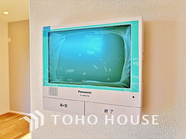 誰が来てもわかる様にモニター付きインターホンを設置。家事導線を考慮した個所に設置し、防犯性と利便性に優れ快適と安らぎを合わせた優しい設計。