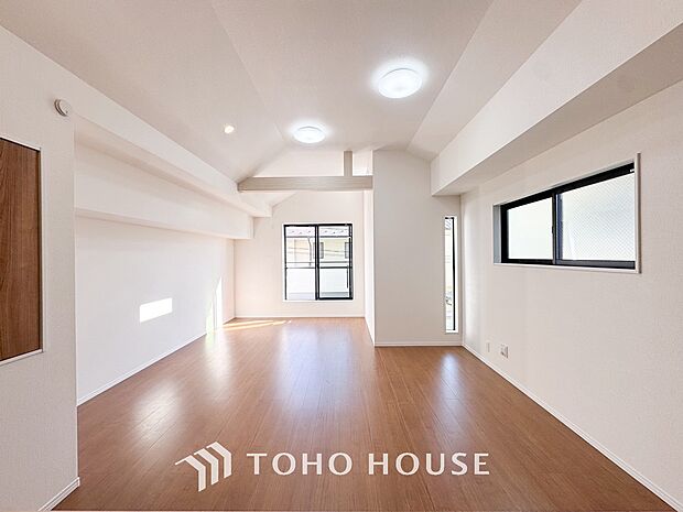 光と風があふれる開放的なリビングダイニングには自然と家族みんなが集まってきます。