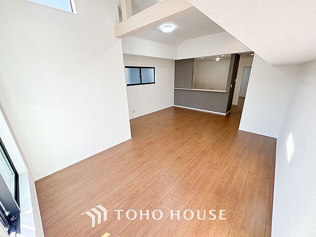 一日の中で多くの時間を過すことになるリビング。爽やかな通風と採光を存分に感じる事が出来る空間です。