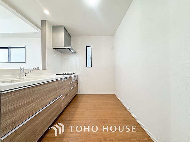 美しく使いやすいキッチン空間。優しい温もりを醸し出すキッチンは料理の為の配慮を随所に注ぎました。