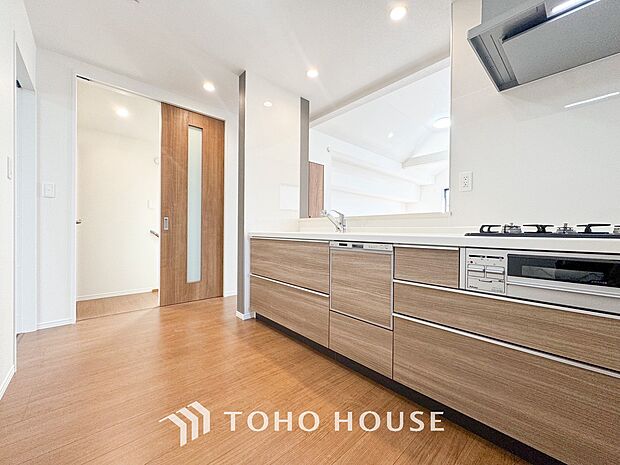 大型の冷蔵庫やレンジボードもしっかり置ける広々としたキッチンスペース。