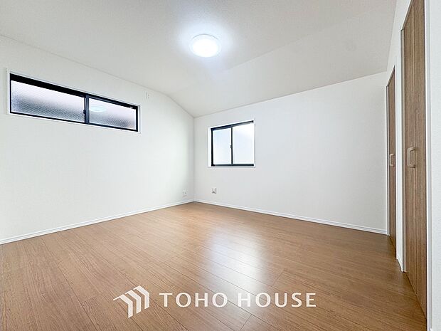 快適な光を取り入れ、心地よい風を取り入れます。心と体をゆったりと安らげる寝室。