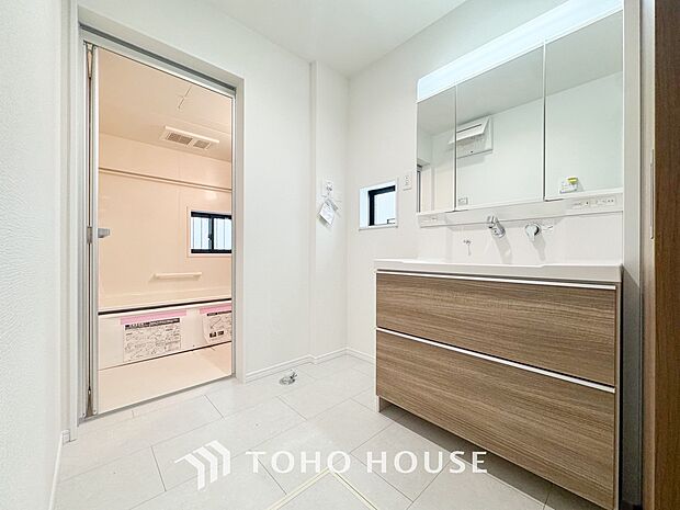 シンプルだからこそ使いやすい。スタンダードなデザインの洗面台はお掃除もしやすくいつも清潔。