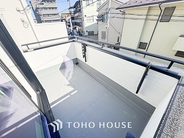 頬をなでる優しい風を感じることが出来るバルコニー。つい深呼吸をしたくなる気持ちの良い眺望です。