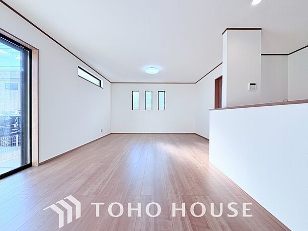 光が注がれる青い空から鮮やかに赤色にゆっくりと染まる。そんな優しい時間がここでは流れてゆく。