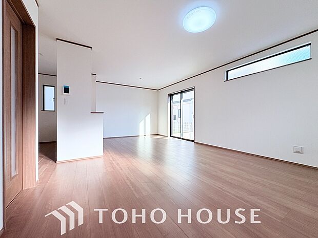 リビングも広く設け、訪れる人々を暖かく迎えてくれます。