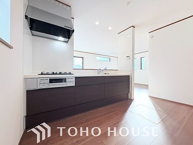 ご家族みんなで調理ができる位のスペースを実現したキッチン空間となっております。