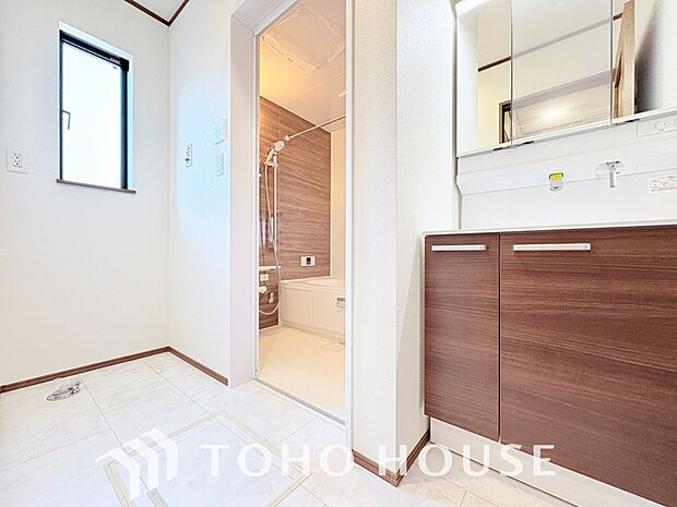 身だしなみのチェックがしやすい大きな鏡、下には収納がたっぷり。スッキリとした空間を演出いたします。