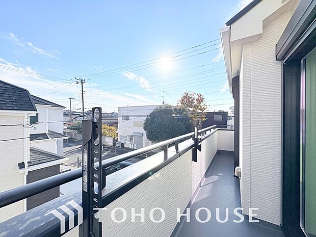 その豊かな眺望にふさわしい空間には、通風 採光にも優れ、心地よい光と風があふれています。