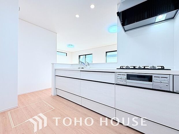 夫婦そろってキッチンに立っても調理がしやすく余裕の広さ。家事をしながら会話も弾みます。