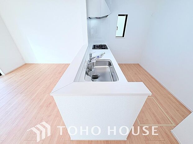 キッチンの収納は、デッドスペースになりやすい箇所を有効活用できる、スライド式収納を採用しました。